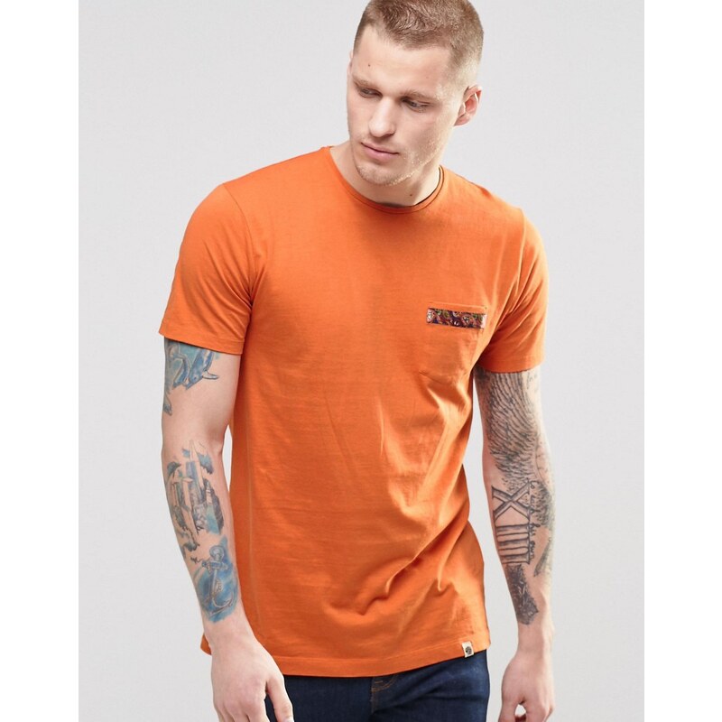 Pretty Green - T-Shirt mit Tasche mit Paisleymuster und orangefarbenem Besatz - Orange