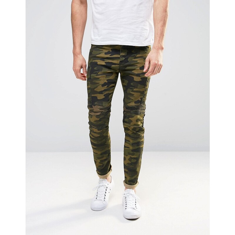 ASOS - Superenge Jeans mit Camouflage-Print und Biker-Details - Grün