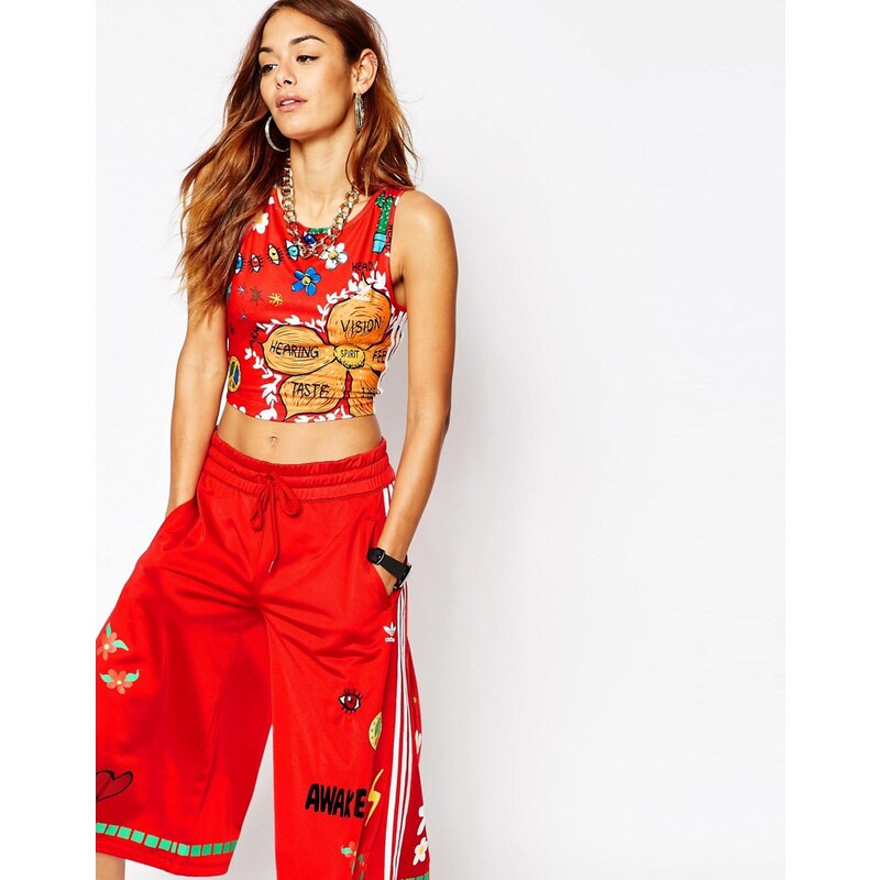 adidas Originals - Pharrell Williams - Kurzes Trägershirt mit Festival-Print und 3 Streifen - Rot