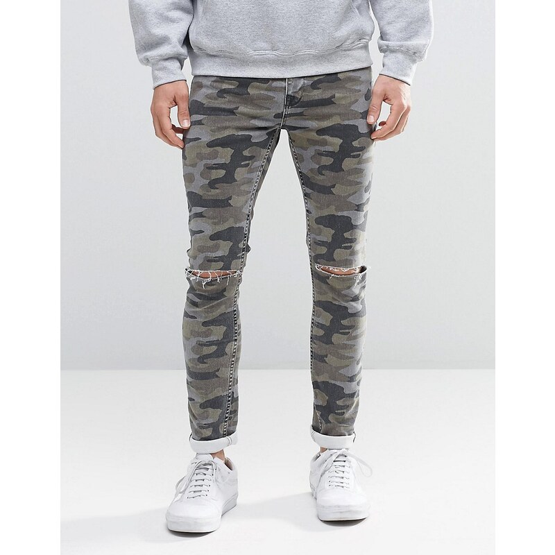 ASOS - Superenge Jeans mit Knierissen in Camouflage-Design - Grün