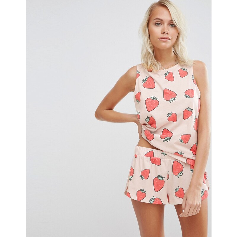 ASOS - Pyjama-Set aus Trägershirt und Shorts mit Erdbeer-Print - Mehrfarbig