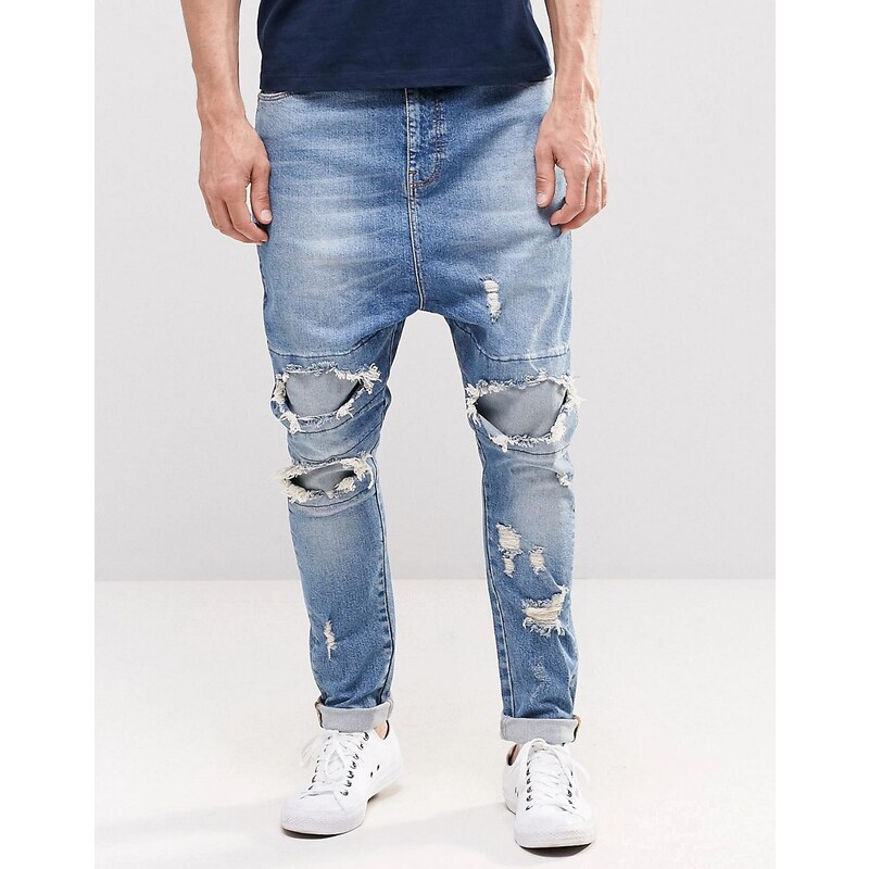 ASOS - Mittelblaue Jeans mit tiefem Schritt und extremen Rissen - Blau
