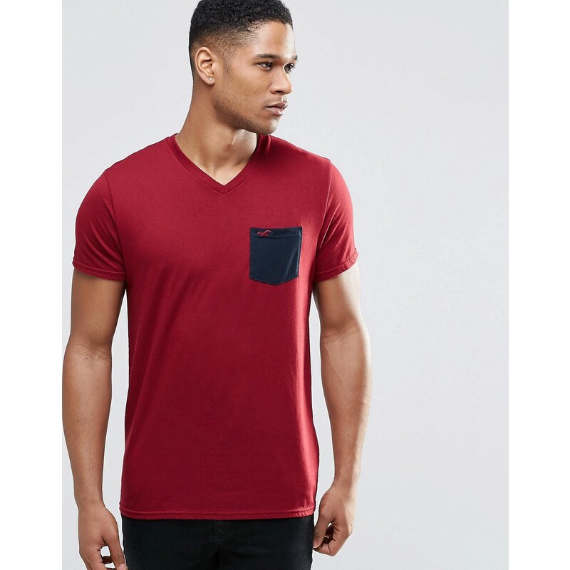 Hollister - Schmales T-Shirt mit V-Ausschnitt und farblich abgesetzter Tasche, weinrot - Rot