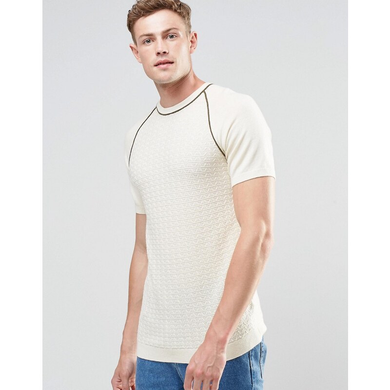 ASOS - Gestricktes, texturiertes T-Shirt in gebrochenem Weiß - Cremeweiß