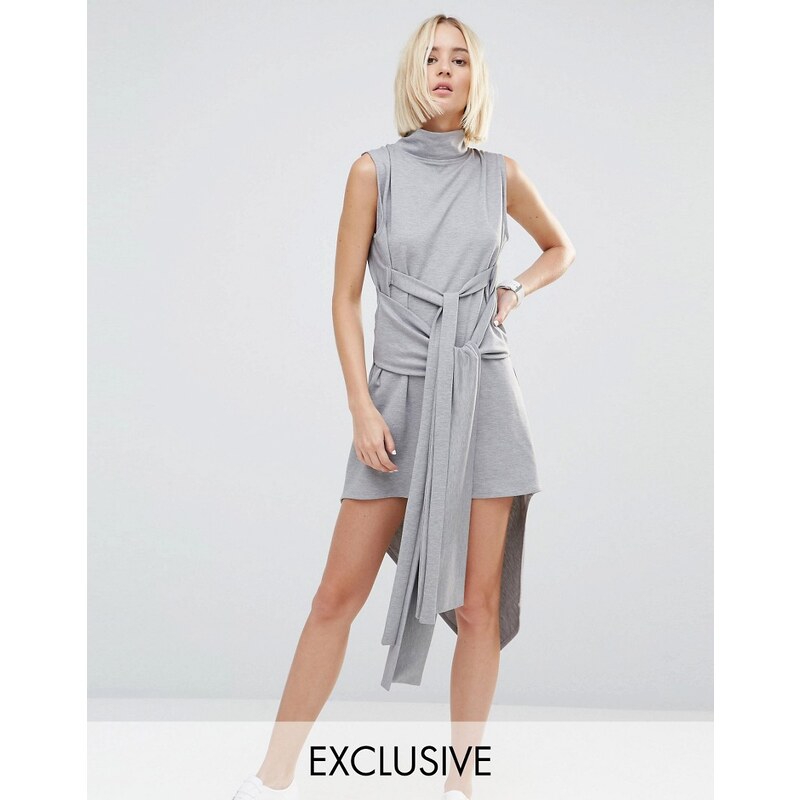 House Of Sunny - Geripptes, hochgeschlossenes Kleid mit asymmetrischem Design - Grau