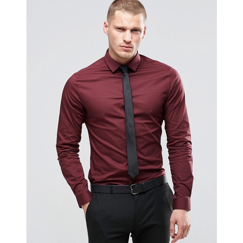 ASOS - Schmal geschnittenes, langärmliges Hemd in Burgunderrot im Set mit schwarzer Krawatte, 15% SPAREN - Rot
