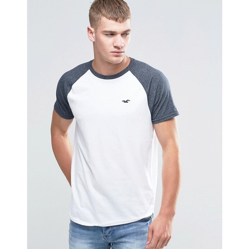 Hollister - Schmales, weißes T-Shirt mit kontrastierenden Raglanärmeln - Weiß