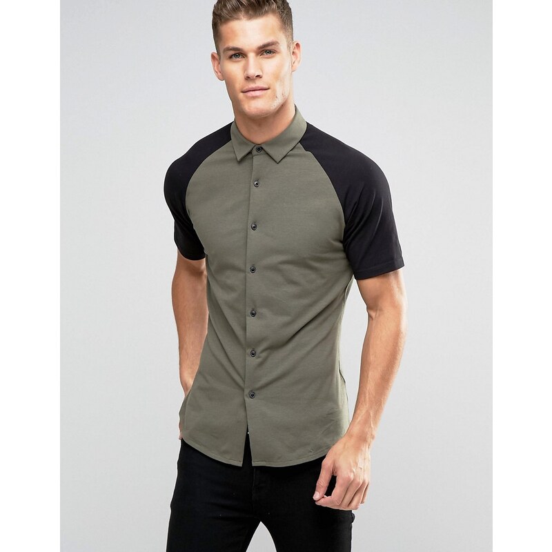 ASOS - Schmal geschnittenes Jerseyhemd in Khaki mit schwarzen Raglanärmeln - Mehrfarbig