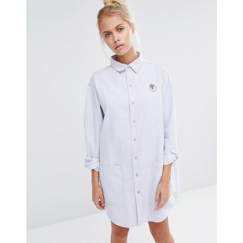 Lazy Oaf - Oversize-Hemdkleid mit Nadelstreifen und Erdbeer-Aufnäher - Blau