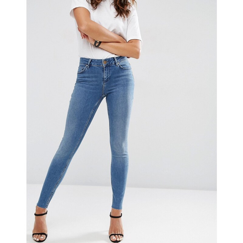 ASOS - Lisbon - Enge Jeans in Lara Mid Stonewash mit mittelhohem Bund und unbearbeitetem Saum - Blau