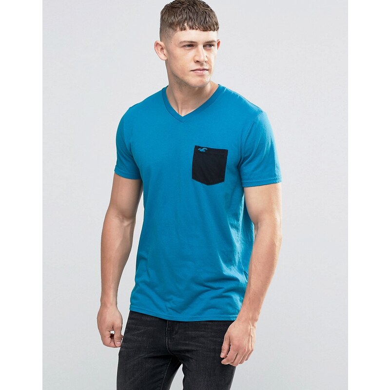 Hollister - T-Shirt mit Kontrasttasche und V-Ausschnitt in Türkis in schmaler Passform - Blau