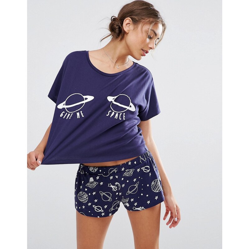 ASOS - Give Me Space - Pyjama-Set mit T-Shirt und Shorts - Mehrfarbig