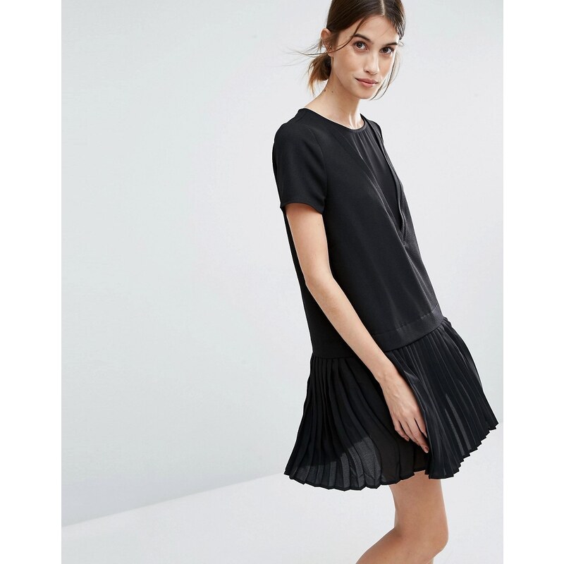 Vero Moda - Plissiertes Kleid mit tiefer Taille - Schwarz