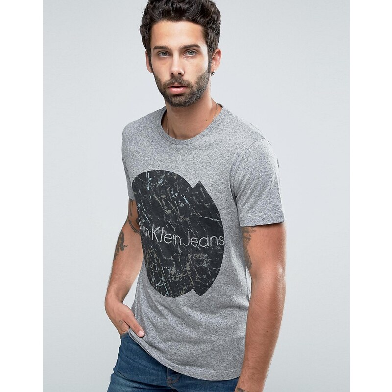 Calvin Klein Jeans - T-Shirt mit Cracked-Logo - Grau