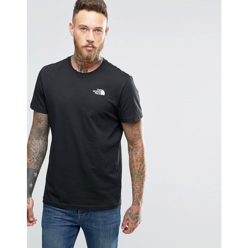 The North Face - Schwarzes T-Shirt mit rotem, kastigem Logo - Schwarz