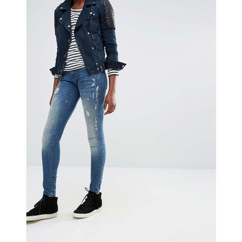 Only - Skinny-Jeans mit tiefem Bund und Farbspritzdesign in Korallenrot - Blau