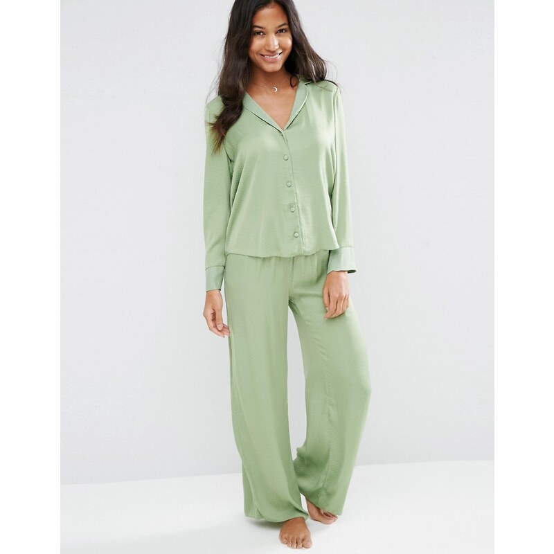 ASOS - Newton - Pyjama-Set aus Jacquard-Satin mit Punkten und weitem Bein - Grün