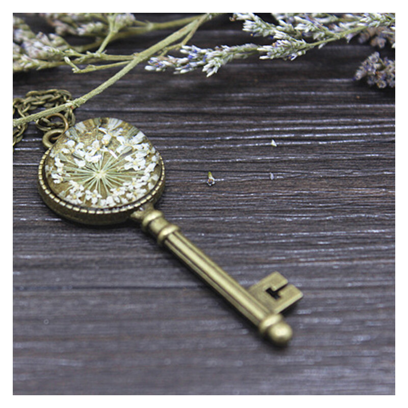 Lesara Halskette mit Schlüsselanhänger & getrockneter Blüte - Weiß