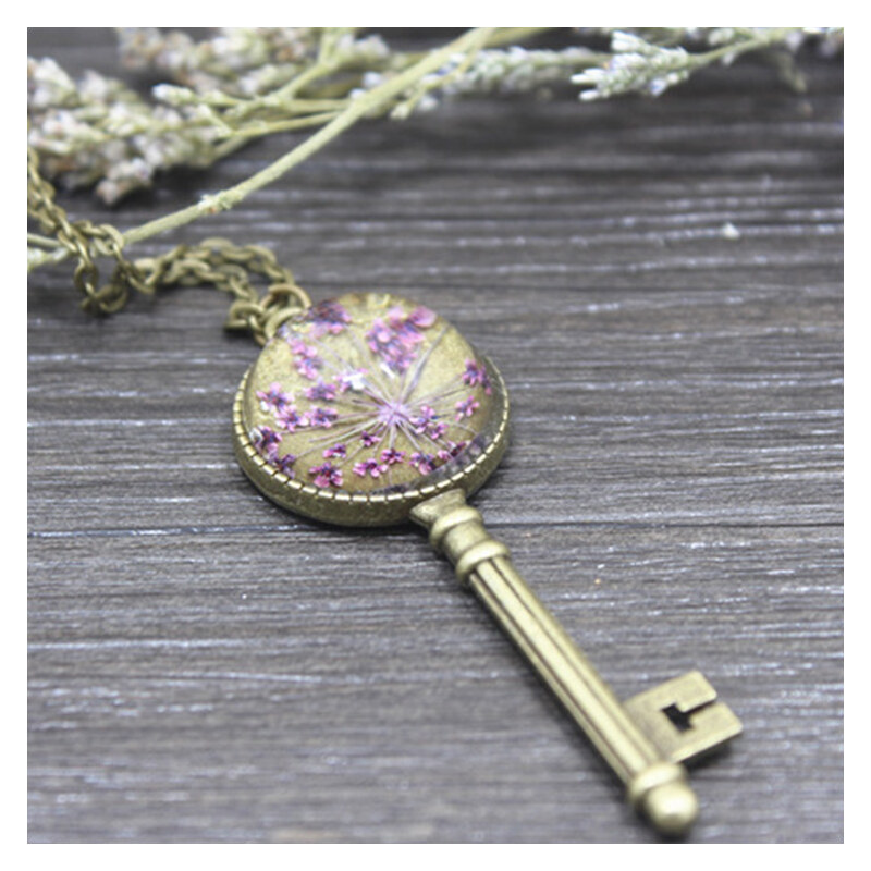 Lesara Halskette mit Schlüsselanhänger & getrockneter Blüte - Violett