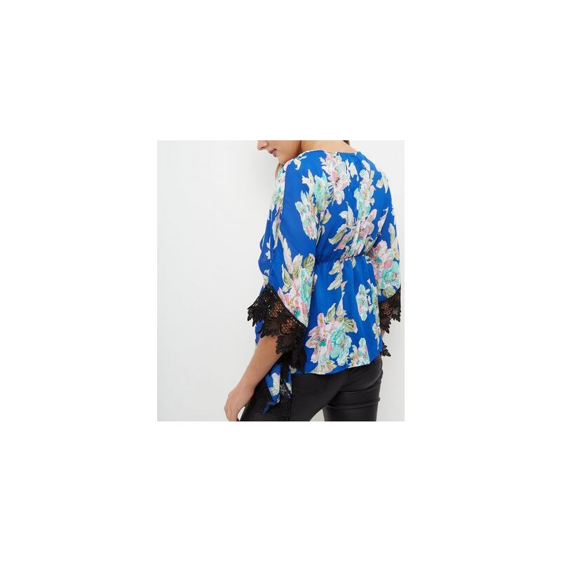 New Look Mela – Blauer Kimono mit Blumenmuster Spitzenbesatz