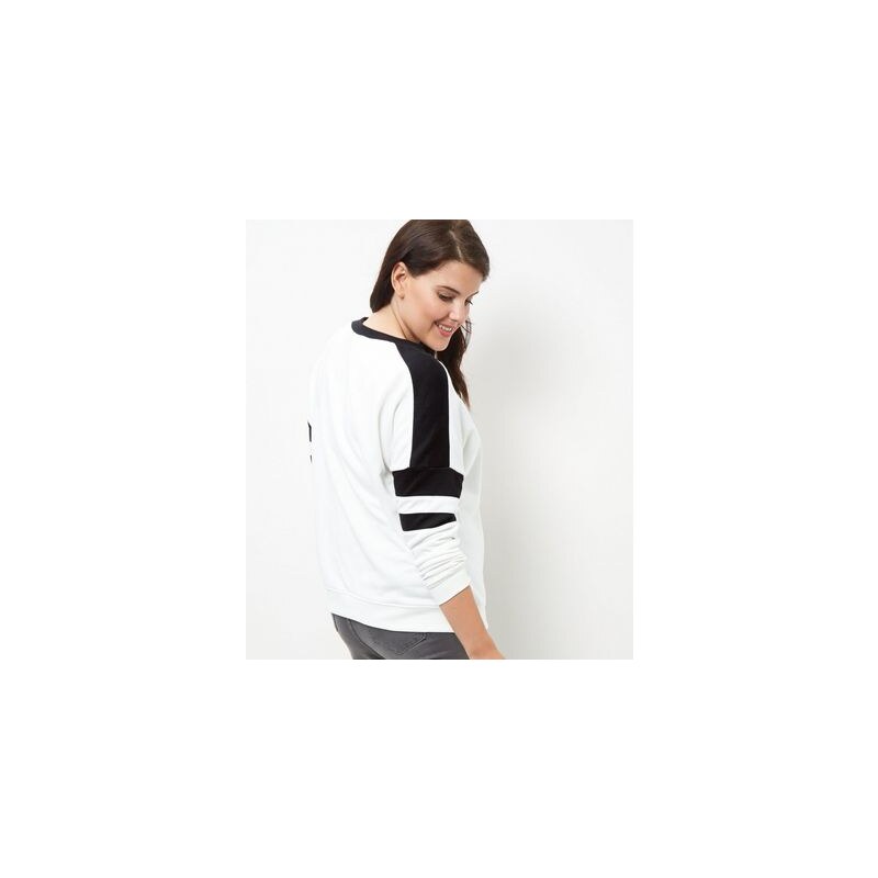 New Look Curves – Weißer Pullover im Blockfarbendesign