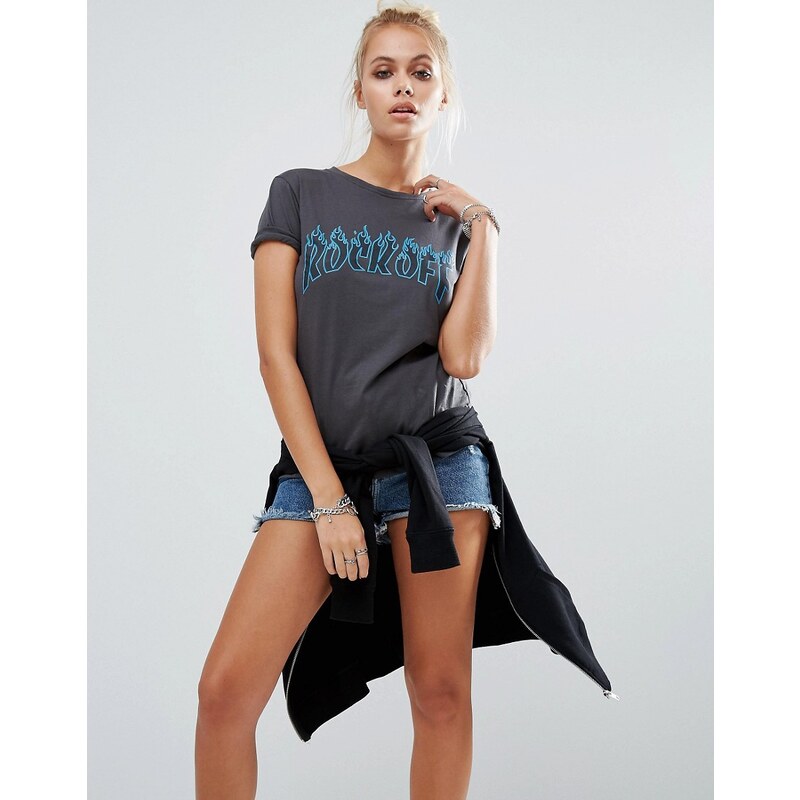 Motel - T-Shirt in Girl-Fit mit Rock Off-Print - Schwarz