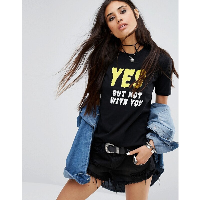Motel - T-Shirt in Girl-Fit mit „Yes“-Aufschrift - Schwarz