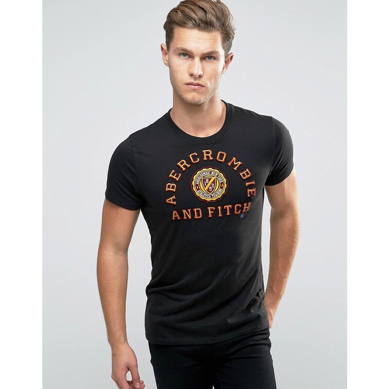 Abercrombie & Fitch - Schmal geschnittenes T-Shirt mit Bruststickerei in Schwarz - Schwarz