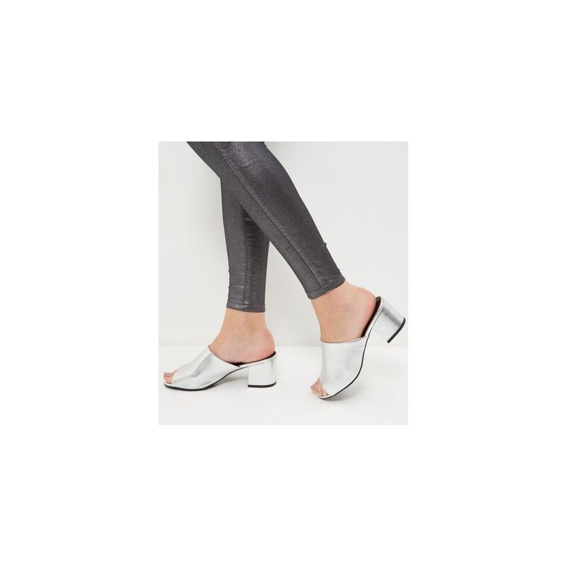 New Look Silberfarbene Peeptoe-Slippers, weite Passform
