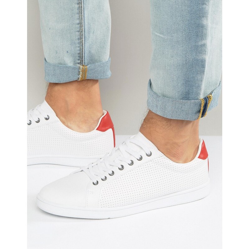 Pull&Bear - Sneaker mit Lochmuster in Weiß mit roten Akzenten - Weiß