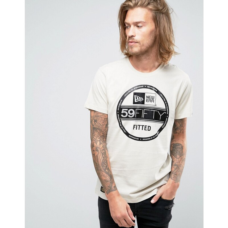 New Era - Crafted - T-Shirt mit großem „59 Fifty“-Logo - Beige