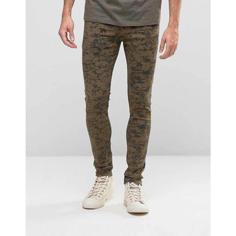 ASOS - Superenge Jeans mit Camouflage-Design - Grün