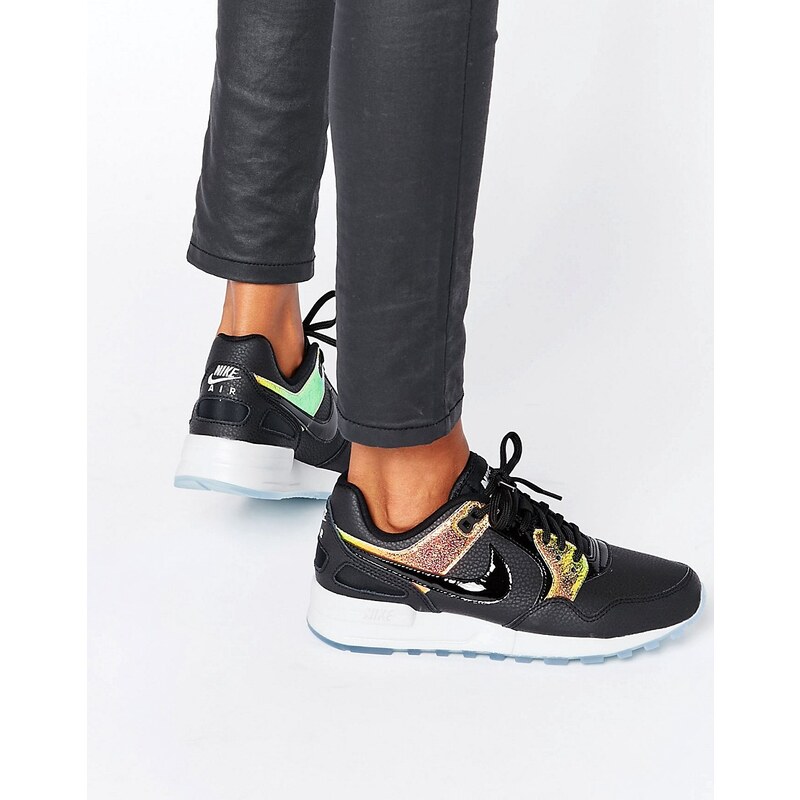 Nike - Air Pegasus - Sneaker in Schwarz mit holografischem Design - Schwarz