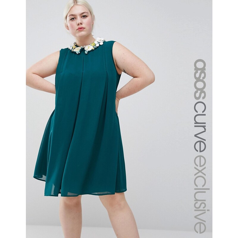 ASOS CURVE - Plissiertes Swing-Kleid mit blumenverziertem Kragen - Grün
