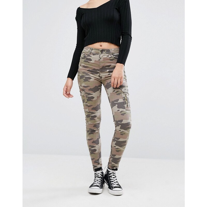 Pull & Bear - Enge Jeans mit Camouflage-Muster - Grün