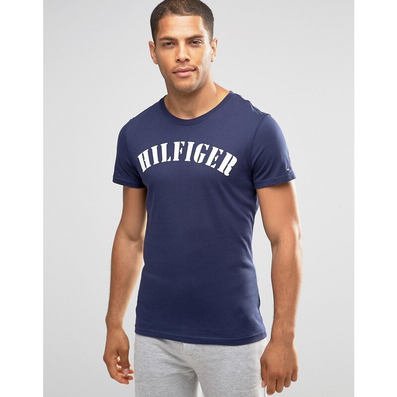 Tommy Hilfiger - T-Shirt mit Rundhalsausschnitt und Logo in regulärer Passform - Marineblau